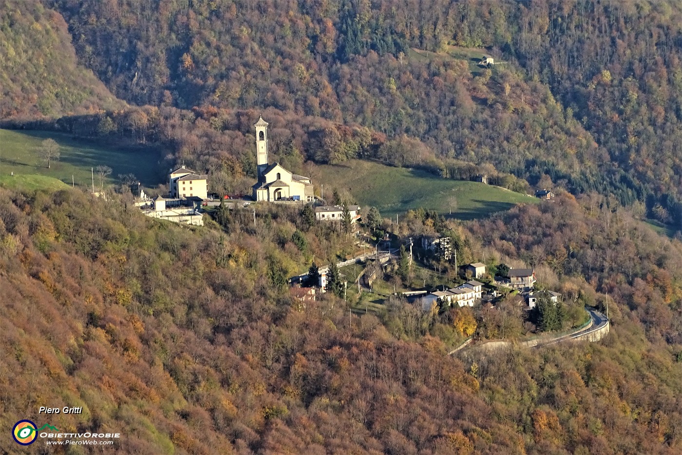 99 Maxi zoom sulla Chiesa di Fuipiano ancora al sole .JPG